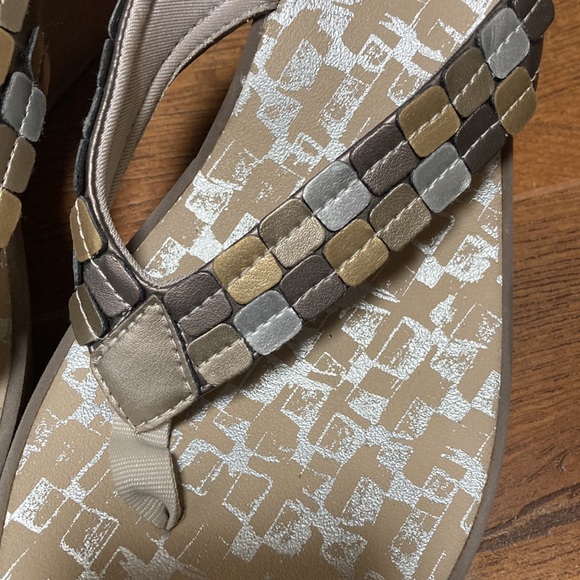 Clarks metallic wedge flip flop sandals size 10, EUC - Picture 2 of 6